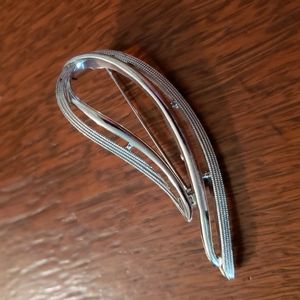 Sarah Coventry silvertone brooch